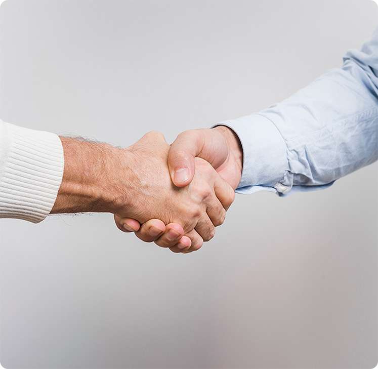 Foto de dos personas dandose la mano